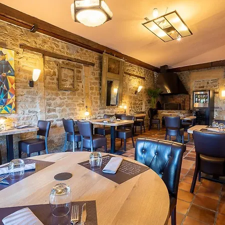 Logis Du Port 호텔 바제유