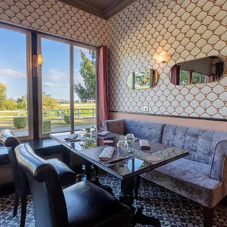 Logis Du Port Hotel