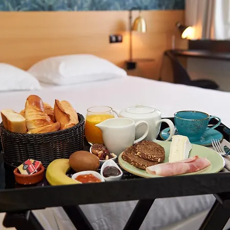Hotel Logis Du Port 3*