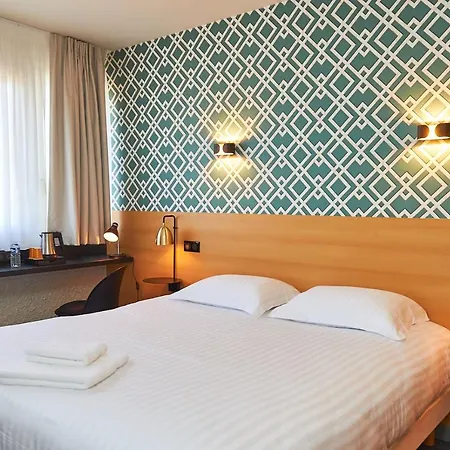 Logis Du Port Hotel 3*