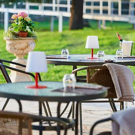 Logis Du Port 바제유