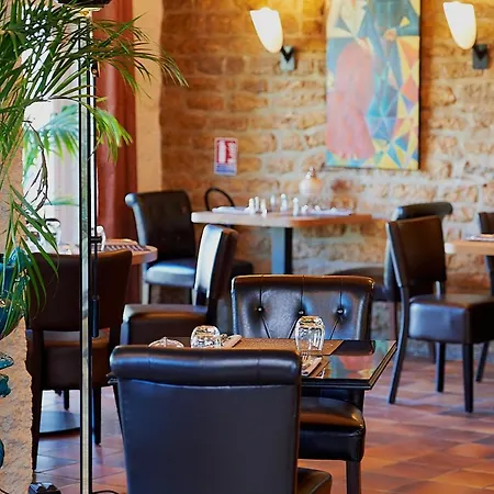 Logis Du Port 바제유