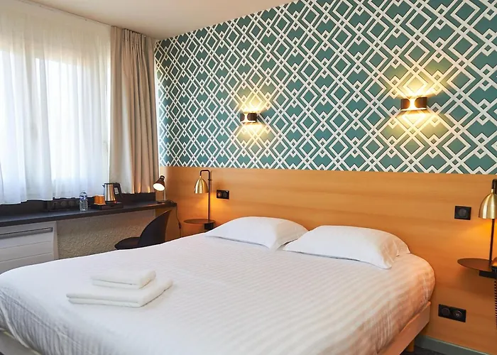 Logis Du Port Hotel 3*